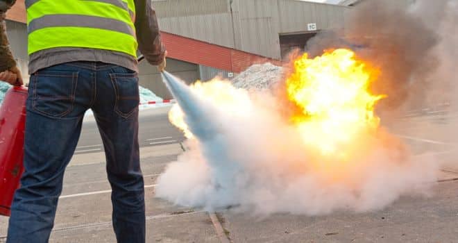 Équipier de première intervention intervenant sur un départ de feu en entreprise